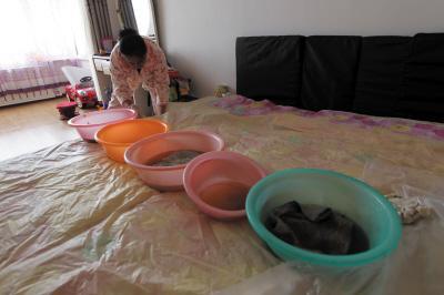 围场楼上漏水，住户失联，小区没物管，业主维权难！律师来支招……